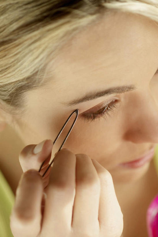 西方人,脸,头,脸颊,手,一个人,竖图,室内,特写,白天,正面,化妆,美容,时尚,欧洲,欧洲人,仅一个年轻女性,仅一个女性,仅一个人,护肤,握,服装,拿,拿着,注视,休闲装,衣服,观察,看,保养,享受,休闲,手部,休闲服,放松,握着,保健,服饰,观看,单手,察看,美容工具,关注,养颜,化妆工具,眉毛钳,年轻女性,女人,女性,白种人,头部,脸部,脸蛋,面部,半身,彩图