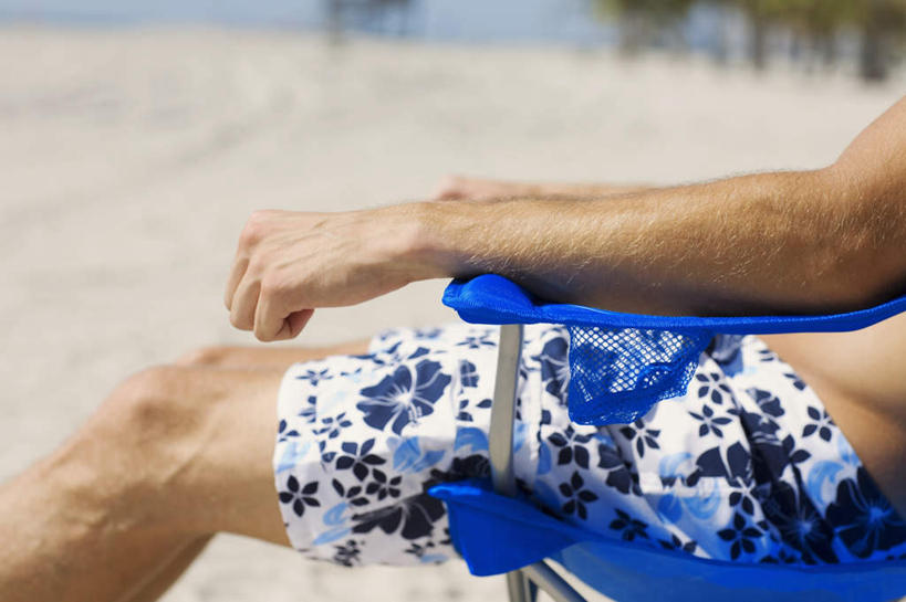 西方人,一个人,坐,横图,室外,白天,侧面,沙滩,植物,棕榈树,叶子,椅子,欧洲,欧洲人,仅一个男性,仅一个人,短裤,裤子,朦胧,模糊,沙子,躺椅,海岸,绿叶,沙地,裸露,树,树木,仅一个年轻男性,绿色,自然,嫩叶,沙滩裤,生长,成长,沙滩椅,裸,棕榈叶,男人,男性,年轻男性,白种人,叶,叶片,海滩,坐着,半身,彩图