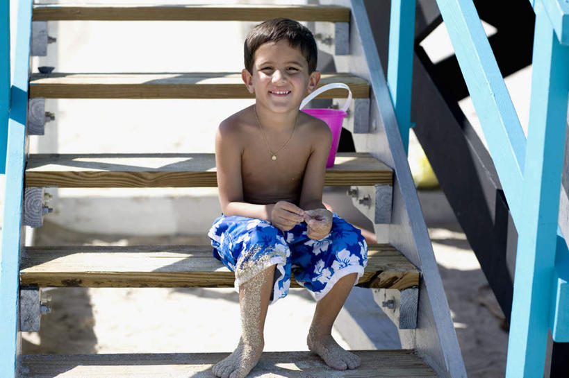 西方人,儿童,一个人,栏杆,坐,笑,微笑,露齿笑,横图,室外,白天,正面,纯洁,楼梯,项链,欧洲,欧洲人,仅一个男性,仅一个人,阴影,短裤,裤子,光线,扶手,影子,阶梯,注视,护栏,裸露,台阶,装饰品,小孩,阳光,饰品,首饰,观察,看,仅一个小孩,可爱,童年,童趣,沙滩裤,观看,察看,关注,裸,童真,烂漫,无邪,天真,男孩,男人,男性,白种人,孩子,坐着,彩图,全身,男生