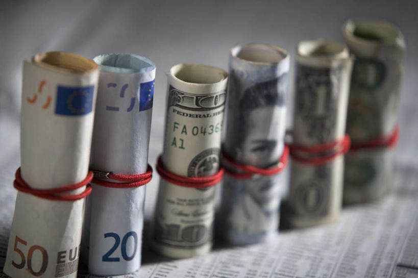 无人,横图,俯视,室内,特写,白天,阅读,钱,美元,静物,报纸,一排,学习,阴影,整齐,反射,标志,钱币,数字,文字,影子,字符,办公用品,美金,欧元,标识,排列,红色,看,橡胶,浏览,钞票,金融,纸币,阿拉伯数字,经济,英镑,捆绑,办公设备,文具用品,队列,流通,纸钞,贸易,橡胶制品,文化工具,绑缚,货币,现金,彩图,高角度拍摄,橡皮筋