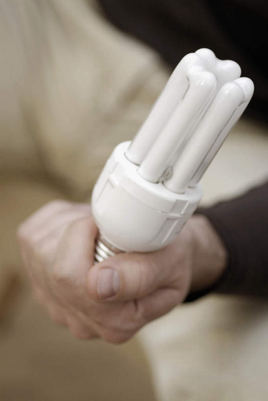 西方人,手,一个人,坐,竖图,俯视,室内,特写,白天,节能,照明,欧洲,欧洲人,仅一个男性,仅一个人,握,阴影,服装,环保,朦胧,模糊,反射,灯泡,影子,拿,拿着,休闲装,灯,节能灯,仅一个年轻男性,衣服,灯具,休闲,手部,休闲服,握着,服饰,能源,单手,照亮,低碳,照明工具,荧光灯,U型,U型管节能灯,男人,男性,年轻男性,白种人,坐着,半身,彩图,高角度拍摄