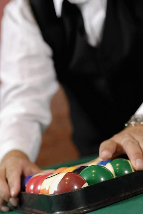 西方人,手,一个人,站,竖图,室内,特写,白天,正面,西装,台球,欧洲,欧洲人,双手,仅一个男性,仅一个人,握,撞球,阴影,套装,正装,朦胧,模糊,时间,反射,木制,球杆,三角形,时钟,手表,影子,拿,计时,拿着,职业装,运动器械,彩球,排列,仅一个年轻男性,木制品,钟表,站着,手部,表,健身器械,握着,腕表,台球桌,排序,健身器材,斯诺克,三角框,斯诺克球,斯诺克台球,桌球,男人,男性,年轻男性,白种人,钟,站立,半身,彩图,运动器材