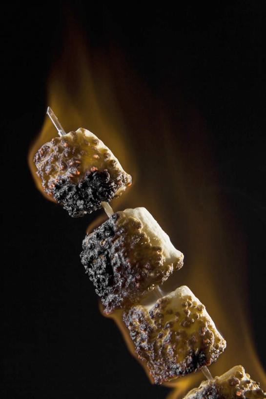 无人,竖图,室内,特写,白天,正面,热情,火,一排,黑色背景,整齐,火焰,食品,糖,糖果,甜点,甜品,软糖,燃烧,棉花糖,竹签,食物,排列,甜食,四个,摄影,影棚,队列,取食签,彩图,影棚拍摄,拍摄