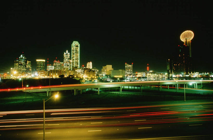 无人,高楼大厦,横图,室外,夜晚,正面,长时间曝光,度假,游戏,美景,城市风光,标志建筑,城市,大厦,道路,地标,建筑,路,路灯,摩天大楼,夜景,公路,汽车,照明,美国,朦胧,模糊,景观,建筑群,摩天轮,灯光,交通,玩,娱乐,建设,车,灯,交通工具,轿车,享受,休闲,景色,放松,游乐设施,活动,照亮,北美,北美洲,照明设备,发泄,消遣,智力,载具,德克萨斯州,美洲,曝光,德克萨斯,达拉斯,达拉斯市,得州,德州,得克萨斯州,孤星之州,费里斯大转轮,北亚美利加洲,亚美利加洲,宣泄,灯火辉煌,游艺设施,火树银花,灯烛辉煌,马路,玩耍,嬉戏,彩图,大楼,高层建筑,高楼,摩天楼