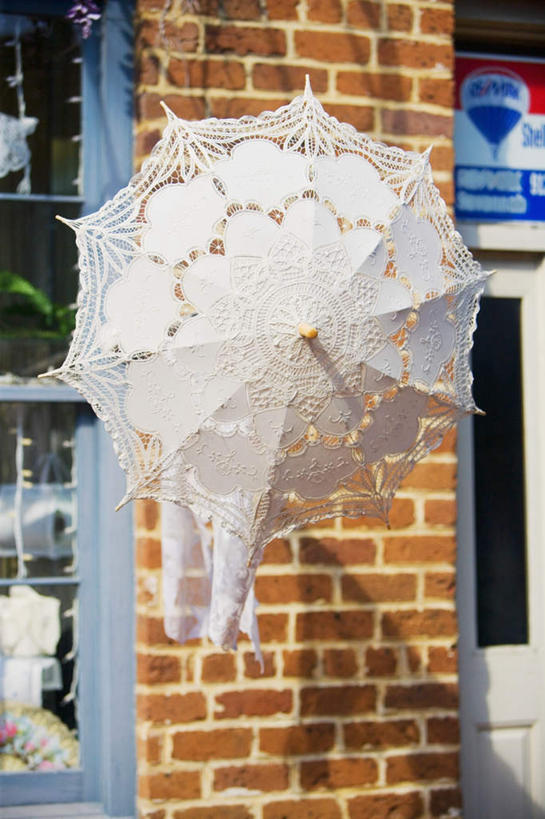 无人,竖图,室外,白天,正面,石头,窗户,一把,阴影,装饰,光线,伞,石子,影子,雨伞,遮阳伞,墙,蕾丝,阳伞,玻璃窗,墙壁,墙面,阳光,华丽,修饰,点缀,太阳伞,衬托,美观,雅致,雅观,石块,岩石,彩图