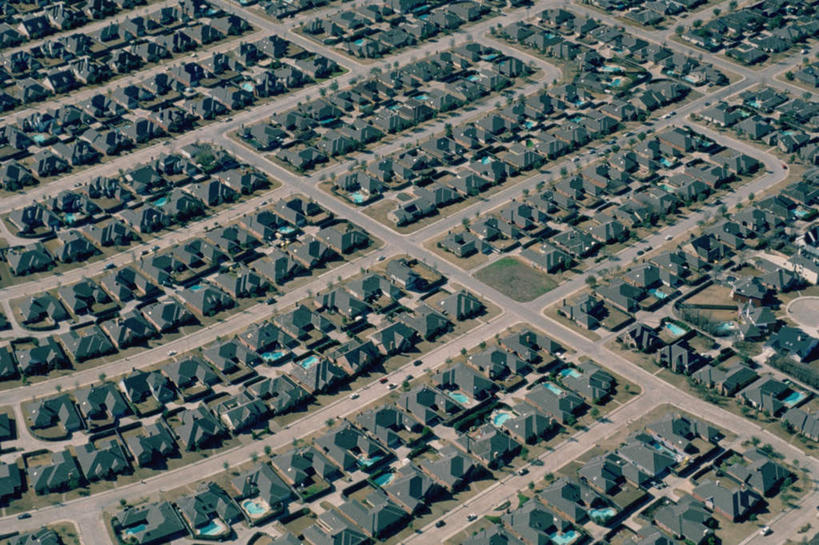 无人,家,横图,俯视,航拍,室外,白天,旅游,度假,美景,城市风光,标志建筑,城市,道路,地标,建筑,路,公路,汽车,美国,一排,许多,阴影,整齐,并列,并排,光线,瓦片,影子,房屋,屋顶,屋子,景观,公寓,建筑群,交通,顶棚,瓦,娱乐,建设,洋房,楼房,住宅,车,排列,阳光,交通工具,轿车,享受,休闲,景色,放松,建造,北美,北美洲,鸟瞰,队列,载具,德克萨斯州,美洲,平行,德克萨斯,屋瓦,达拉斯,达拉斯市,得州,德州,得克萨斯州,孤星之州,北亚美利加洲,亚美利加洲,马路,彩图,高角度拍摄,房子