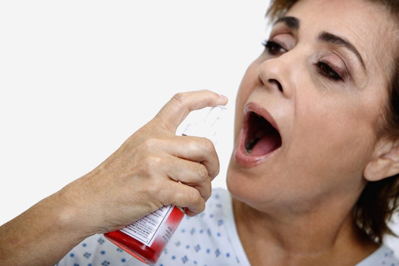 西方人,脸,头,脸颊,手,一个人,横图,室内,特写,白天,白色背景,正面,水,欧洲,欧洲人,仅一个女性,仅一个人,握,服装,拿,拿着,注视,肩膀,一个,衣服,瓶子,塑料制品,观察,看,清洁,张嘴,手部,塑料瓶,香精,握着,摄影,服饰,仅一个老年女性,影棚,单个,观看,单手,察看,酒精,衣着,喷雾瓶,穿着,关注,张大嘴巴,病号服,漱口水,衣饰,老年女性,女人,女性,白种人,头部,脸部,脸蛋,面部,张开嘴,半身,彩图,影棚拍摄,拍摄,病患服,喷瓶,氟化物