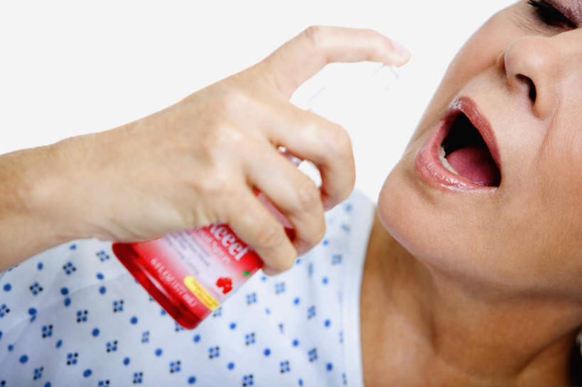 西方人,脸,头,脸颊,手,一个人,横图,室内,特写,白天,白色背景,正面,水,欧洲,欧洲人,仅一个女性,仅一个人,握,服装,拿,拿着,注视,肩膀,一个,衣服,瓶子,塑料制品,观察,看,清洁,张嘴,手部,塑料瓶,香精,握着,摄影,服饰,仅一个老年女性,影棚,单个,观看,单手,察看,酒精,衣着,喷雾瓶,穿着,关注,张大嘴巴,病号服,漱口水,衣饰,老年女性,女人,女性,白种人,头部,脸部,脸蛋,面部,张开嘴,半身,彩图,影棚拍摄,拍摄,病患服,喷瓶,氟化物