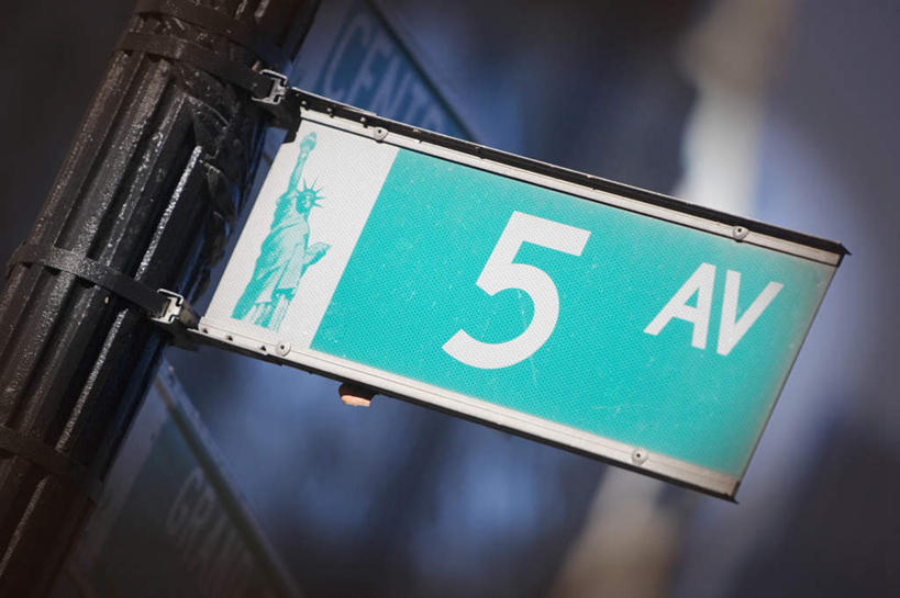 无人,横图,室外,特写,白天,仰视,度假,美景,城市风光,城市,指示牌,纽约,美国,朦胧,模糊,英文,标志,路标,数字,文字,字符,字母,景观,曼哈顿,娱乐,标识,路牌,享受,休闲,景色,放松,阿拉伯数字,英文字母,北美,北美洲,美洲,第五大道,纽约州,帝国之州,帝国州,北亚美利加洲,亚美利加洲,纽约第五街,彩图,低角度拍摄,曼哈顿岛