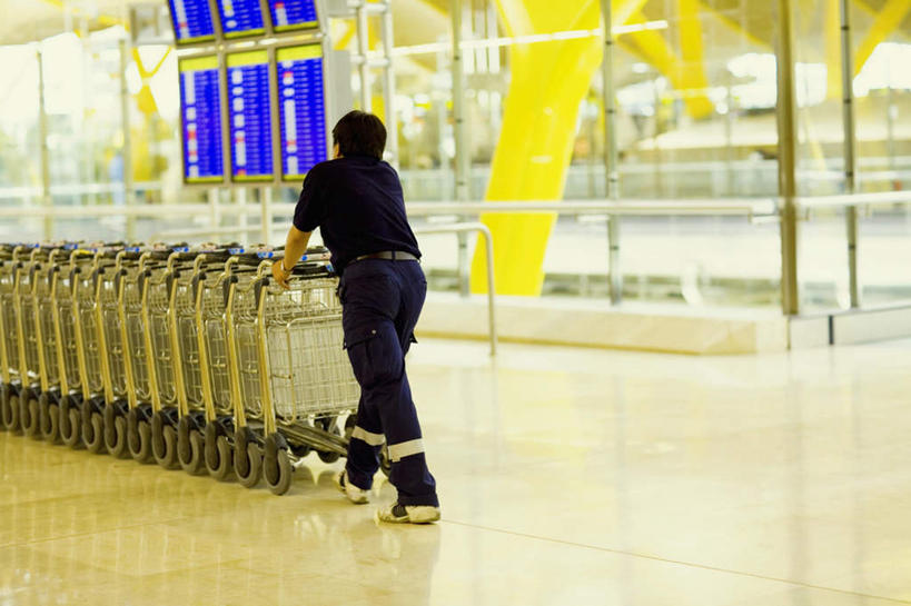 西方人,一个人,机场,走,推,横图,室内,白天,正面,度假,美景,窗户,城市风光,城市,飞机场,西班牙,欧洲,欧洲人,仅一个男性,仅一个人,一排,许多,服装,整齐,景观,首都,很多,娱乐,玻璃窗,车,排列,仅一个年轻男性,衣服,手推车,交通工具,享受,休闲,马德里,景色,放松,服饰,行李车,衣着,穿着,队列,南欧,载具,西班牙王国,马德里自治区,衣饰,男人,男性,年轻男性,白种人,航空站,空港,步行,散步,走路,彩图,全身,酒店行李车