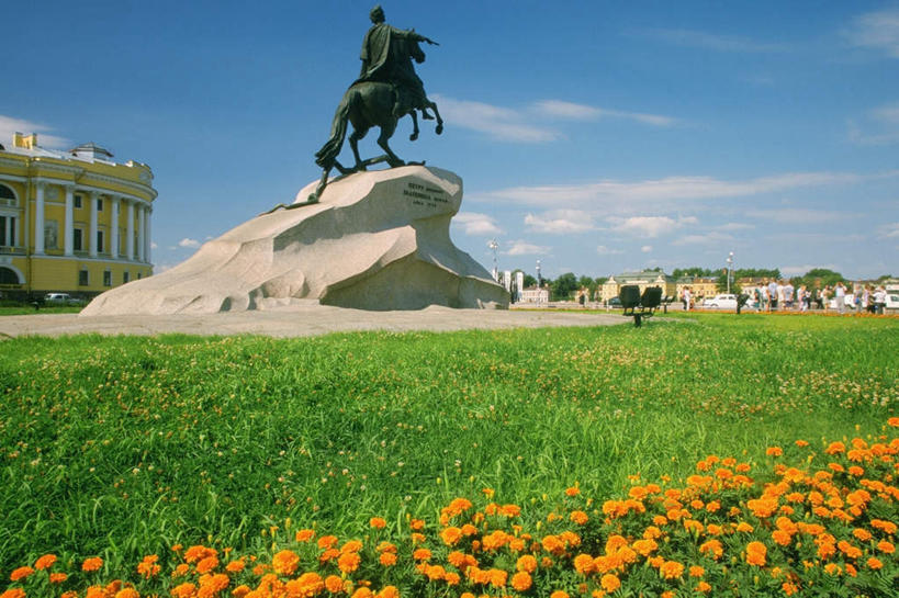 西方人,一个人,无人,家,宫殿,坐,横图,室外,白天,仰视,旅游,度假,花海,花圃,石头,植物,别墅,标志建筑,地标,建筑,马,野生动物,叶子,雕塑,欧洲,俄罗斯,欧洲人,亚洲,仅一个男性,仅一个人,阴影,艺术,装饰,盛开,光线,雕刻,雕像,石子,影子,房屋,屋子,云,云朵,公寓,花蕾,云彩,注视,娱乐,建设,洋房,楼房,一匹,住宅,花,花瓣,花朵,花卉,鲜花,仅一个年轻男性,蓝色,绿色,白云,蓝天,天空,阳光,动物,工艺品,花丛,花束,花田,天,花苞,花蕊,观察,看,享受,休闲,旅游胜地,放松,运输,牲畜,晴朗,观看,纪念,美术,察看,关注,主题,豪宅,陈列,沉积岩,首府,圣彼得堡,功能,美学,俄联邦,俄罗斯联邦,彼得格勒,列宁格勒,列宁格勒州,圣彼得堡市,水成岩,沙皇,俄国沙皇,彼得.阿列克谢耶维奇.罗曼诺夫,彼得大帝,男人,男性,年轻男性,白种人,石块,岩石,晴空,坐着,彩图,低角度拍摄,全身,房子