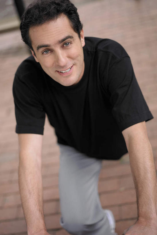 西方人,一个人,站,笑,微笑,露齿笑,竖图,俯视,室外,白天,锻炼,运动,石头,道路,路,欧洲,欧洲人,仅一个男性,仅一个人,撑,服装,裤子,石子,小路,交通,注视,牛仔裤,休闲装,仅一个年轻男性,衣服,黑色,观察,看,站着,休闲,休闲服,服饰,观看,察看,撑着,关注,体育,男人,男性,年轻男性,白种人,石块,站立,半身,彩图,高角度拍摄,健身