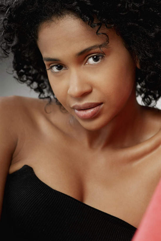 西方人,一个人,笑,微笑,竖图,室内,白天,正面,欧洲,非洲,黑人,欧洲人,仅一个年轻女性,仅一个女性,仅一个人,服装,注视,衣服,黑色,抹胸,观察,看,服饰,观看,察看,衣着,穿着,关注,衣饰,年轻女性,女人,女性,非洲人,半身,彩图