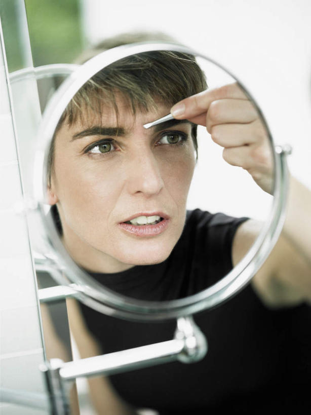 西方人,脸,头,脸颊,手,一个人,竖图,室内,特写,白天,正面,化妆,美容,时尚,镜子,卫生间,浴室,欧洲,欧洲人,仅一个女性,仅一个人,握,服装,拿,拿着,注视,休闲装,衣服,黑色,观察,看,仅一个中年女性,休闲,手部,休闲服,握着,服饰,观看,单手,镜像,察看,美容工具,镜面,关注,化妆工具,眉毛钳,女人,女性,中年女性,白种人,头部,脸部,脸蛋,面部,淋浴房,半身,彩图,冲凉房,沐浴间,沐浴室