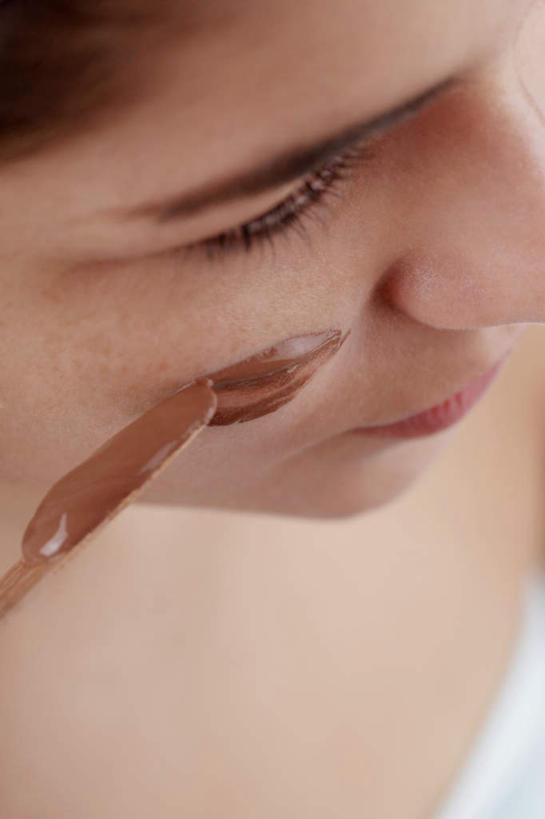 西方人,脸,头,脸颊,一个人,闭眼,竖图,俯视,室内,特写,白天,化妆,美容,欧洲,欧洲人,仅一个年轻女性,仅一个女性,仅一个人,护肤,阴影,服装,朦胧,模糊,美白,反射,影子,衣服,抹胸,化妆品,化妆刷,刷子,清洁,保养,享受,休闲,面膜,放松,去角质,保健,服饰,保湿,滋润,美容工具,衣着,护肤品,化妆用品,穿着,去死皮,护肤用品,舒缓,养颜,化妆工具,膏状,膏状面膜,去污,控油,紧肤,嫩肤,祛痘,去痘,祛角质,抗衰,再生,增白,补水,祛斑,抗皱,防皱,除皱,去皱,衣饰,年轻女性,女人,女性,白种人,头部,脸部,脸蛋,面部,闭眼睛,闭着眼,闭着眼睛,半身,彩图,高角度拍摄,面膜刷