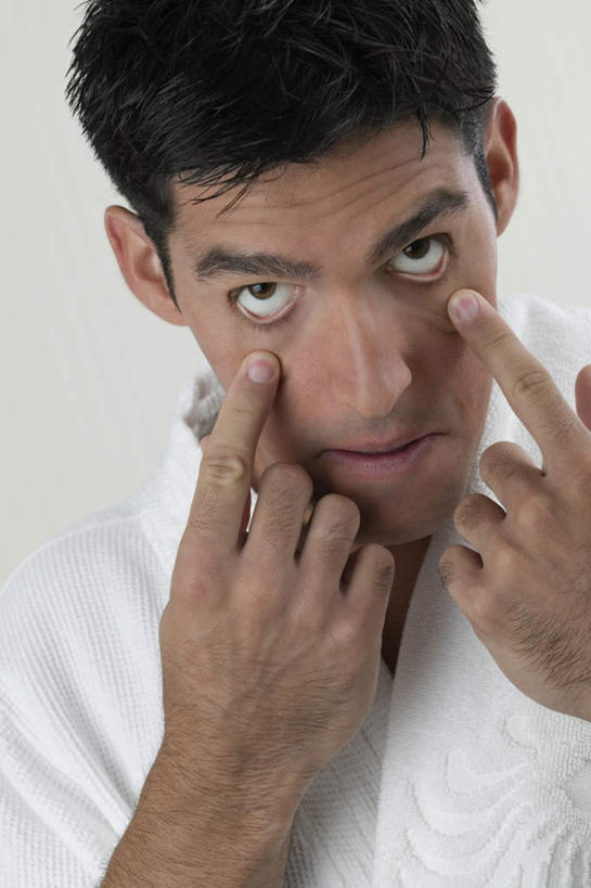 西方人,脸,头,脸颊,手,一个人,站,竖图,室内,特写,白天,正面,浴袍,欧洲,欧洲人,双手,仅一个男性,仅一个人,指,阴影,灰色背景,反射,影子,注视,方向,肩膀,仅一个年轻男性,观察,看,手势,站着,鬼脸,手部,摄影,影棚,观看,察看,指向,食指,关注,男人,男性,年轻男性,白种人,头部,脸部,脸蛋,面部,站立,半身,彩图,影棚拍摄,汤帷子,浴衣,拍摄