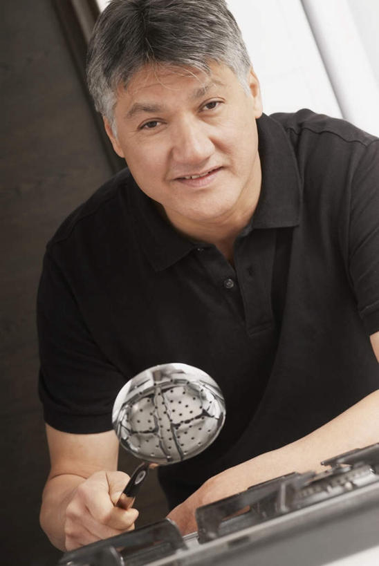 西方人,一个人,站,笑,微笑,竖图,室内,白天,正面,烹饪,厨房,厨具,金属制品,欧洲,欧洲人,仅一个男性,仅一个人,弯腰,握,服装,朦胧,模糊,金属,拿,锅铲,拿着,注视,休闲装,衣服,煤气炉,观察,看,站着,仅一个老年男性,休闲,休闲服,握着,服饰,观看,察看,关注,烹饪用具,弯身,老年男性,男人,男性,白种人,烹调用具,烹调,站立,半身,彩图,灶间