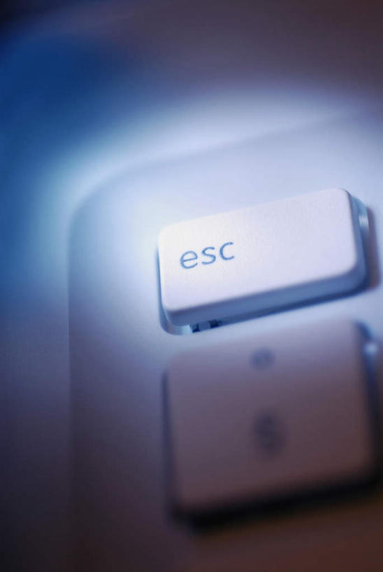 无人,竖图,俯视,室内,特写,白天,键盘,静物,阴影,朦胧,模糊,反射,英文,标志,文字,影子,字符,字母,输入设备,通讯设备,标识,英文字母,通信设备,取消,放弃,退出,彩图,高角度拍摄,退出键