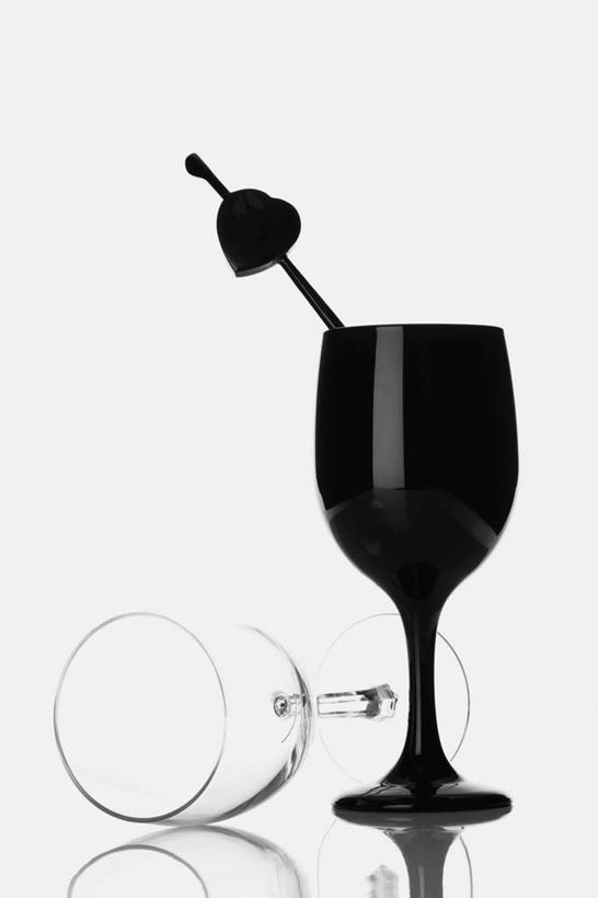 无人,竖图,室内,特写,白天,白色背景,正面,静物,杯子,阴影,透明,反射,高脚杯,影子,红酒杯,玻璃制品,两个,黑色,酒杯,搅拌棒,摄影,影棚,葡萄酒杯,通明,玻璃杯,彩图,影棚拍摄,拍摄