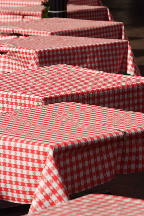 无人,餐厅,竖图,俯视,室外,白天,桌子,一排,阴影,整齐,光线,布料,影子,布纹,书桌,桌布,排列,阳光,餐巾,课桌,台布,队列,彩图,高角度拍摄,餐馆,饭店,饭馆