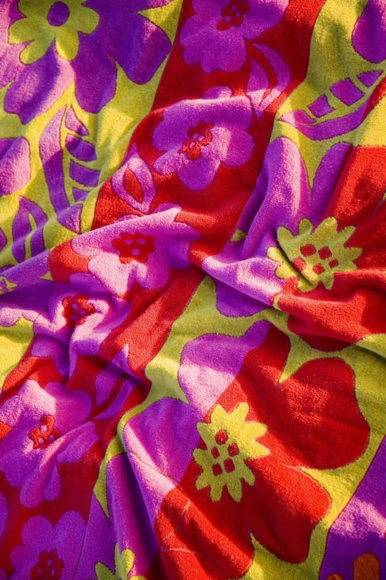 无人,竖图,俯视,室外,特写,白天,静物,一条,装饰,盛开,纺织物,花蕾,花,花瓣,花朵,鲜花,黄色,红色,紫色,毛巾,花苞,花蕊,清洁,保暖,华丽,修饰,点缀,透气,防水,衬托,美观,雅致,雅观,储水,耐磨,吸水,彩图,高角度拍摄,海滩巾