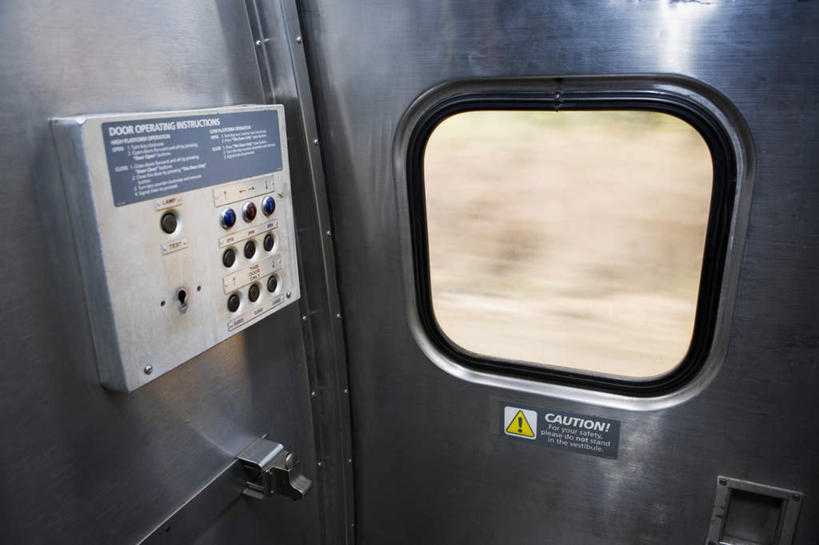 无人,横图,室外,特写,白天,正面,零件,电路,窗户,火车,静物,一辆,关闭,墙,开关,玻璃窗,墙壁,墙面,车,按钮,交通工具,打开,开启,载具,闭合,彩图