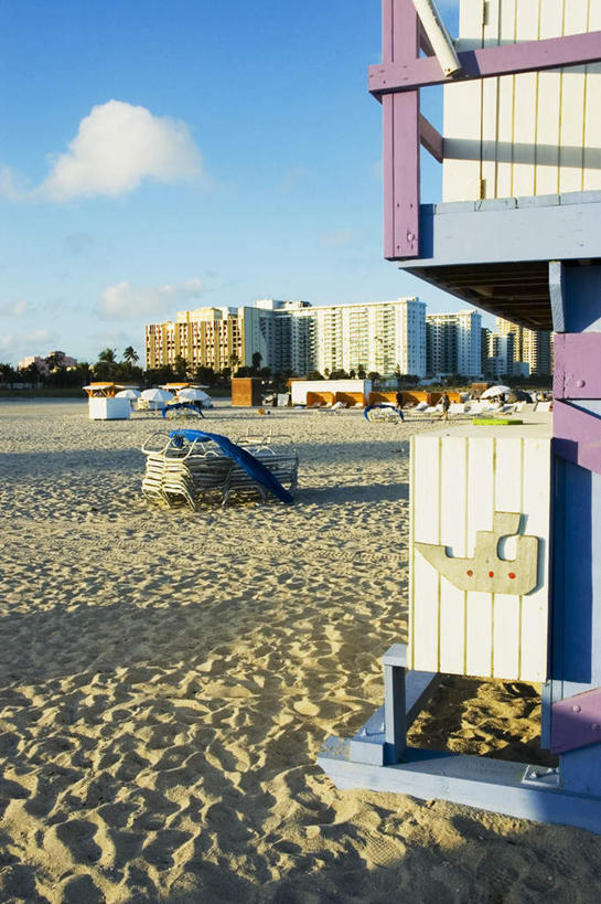 无人,家,竖图,室外,白天,正面,旅游,度假,美景,沙滩,植物,脚印,阴影,光线,沙子,影子,房屋,屋子,海岸,景观,云,云朵,公寓,沙地,云彩,娱乐,洋房,楼房,住宅,树,树木,蓝色,绿色,白云,蓝天,天空,阳光,自然,天,享受,休闲,景色,放松,生长,晴朗,成长,足迹,自然风光,行踪,脚迹,海滩,晴空,彩图,房子