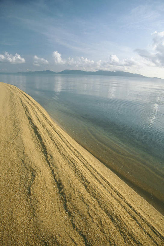 无人,竖图,室外,白天,正面,旅游,度假,海浪,海洋,美景,沙滩,泰国,亚洲,阴影,光线,沙子,影子,海岸,景观,浪花,水平线,云,云朵,辽阔,海平线,沙地,云彩,娱乐,蓝色,白云,蓝天,天空,阳光,自然,海水,天,享受,休闲,广阔,景色,放松,东南亚,晴朗,一望无际,自然风光,海景,泰王国,苏梅岛,无边无际,一马平川,大海,风浪,海,海水的波动,海滩,近岸浪,涌浪,晴空,彩图,水天相接,水天一线