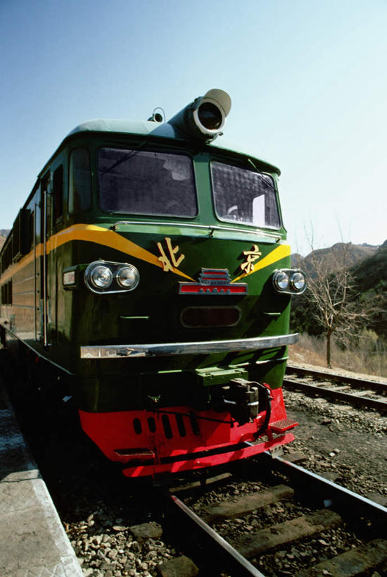 无人,竖图,室外,白天,正面,度假,美景,植物,城市风光,城市,路,铁路,火车,照明,北京,中国,亚洲,阴影,光线,影子,景观,轨道,交通,铁轨,首都,娱乐,车,灯,树,树木,蓝色,绿色,蓝天,天空,阳光,自然,灯具,交通工具,天,享受,休闲,景色,放松,运输,生长,晴朗,成长,照亮,照明设备,载具,蒸汽机,东亚,前照灯,前大灯,万里无云,车前灯,中华人民共和国,北京市,京,北平,华北地区,蒸汽机车,火车机车,晴空,晴空万里,彩图