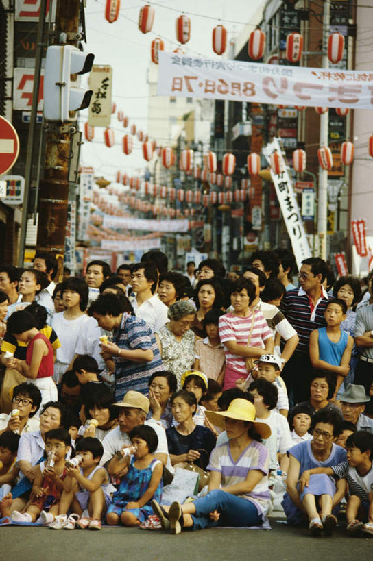 东方人,儿童,家,坐,竖图,室外,白天,正面,爱情,度假,纯洁,美景,城市风光,城市,照明,仙台,日本,情人节,亚洲,一排,行人,游客,游人,服装,节日,七夕,庆祝,整齐,并列,并排,日文,标志,灯笼,文字,纸灯笼,字符,房屋,屋子,景观,公寓,许多人,浪漫,注视,休闲装,黄种人,文化,娱乐,标识,洋房,楼房,路人,旅客,住宅,排列,小孩,衣服,灯具,观察,看,一群人,庆典,享受,休闲,温暖,温馨,休闲服,景色,恩爱,放松,可爱,童年,童趣,服饰,观看,纪念,照亮,和睦,察看,照明设备,队列,关注,平行,童真,东亚,烂漫,无邪,本州,七夕节,本州岛,日本国,宫城,仙台市,宫城县,东北地方,日语,县厅,织女,牛郎,乞巧节,过客,天真,男孩,男人,男性,年轻男性,年轻女性,女孩,女人,女性,中年男性,中年女性,亚洲人,坐着,半身,彩图,房子,融洽,男生,女生