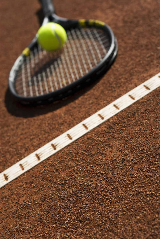 无人,竖图,俯视,室外,特写,白天,网球,静物,网球拍,球场,网球场,分界线,球拍,网球装备,运动器械,场地,两个,健身器械,健身器材,网球运动,彩图,高角度拍摄,网球场地,红土场,软性球场,运动器材