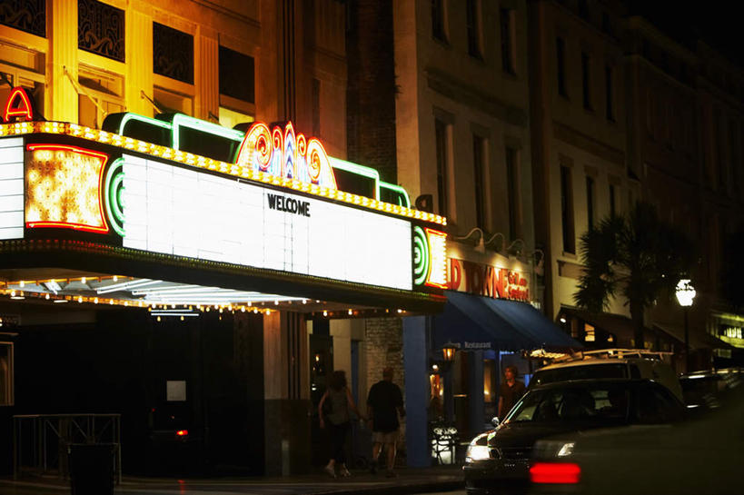 无人,横图,彩色,室外,夜晚,仰视,度假,美景,山,山脉,城市风光,城市,电影院,剧院,霓虹灯,汽车,美国,一辆,朦胧,模糊,景观,山峰,灯光,七彩,山峦,娱乐,光源,霓虹,车,灯,交通工具,轿车,群山,享受,休闲,景色,放松,北美,北美洲,照明设备,载具,美洲,内华达州,氖灯,北亚美利加洲,亚美利加洲,内华达,北美艾灌木丛州,产银之州,银山州,银之州,查尔斯顿山,查理斯顿山,彩图,低角度拍摄,剧场,戏院,影院