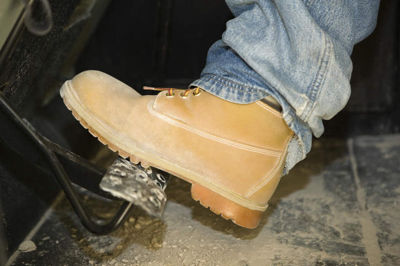 西方人,腿部,腿,一个人,建筑工人,坐,横图,俯视,室内,特写,白天,汽车,鞋子,欧洲,欧洲人,仅一个男性,仅一个人,一辆,阴影,裤子,反射,影子,牛仔裤,靴子,踩,车,工人,仅一个年轻男性,交通工具,轿车,踩着,驾驶,行驶,操纵,控制,载具,牛仔靴,操控,把持,加速踏板,油门,油门踏板,男人,男性,年轻男性,白种人,建筑工,坐着,半身,彩图,高角度拍摄