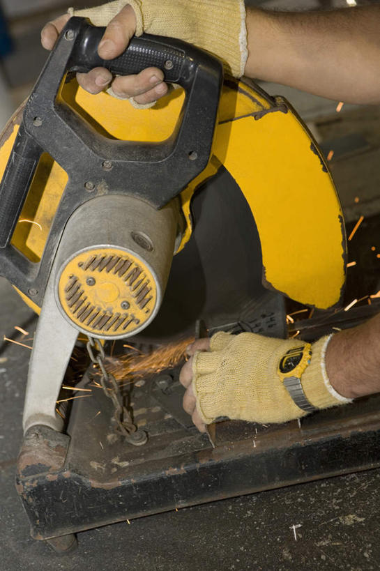 西方人,手,一个人,建筑工人,竖图,室内,特写,白天,正面,安全,欧洲,欧洲人,双手,仅一个男性,仅一个人,握,朦胧,模糊,时间,工具,木材,时钟,手表,防护,计时,木柴,工人,仅一个年轻男性,手套,钟表,手部,表,握着,木料,锯子,保护,腕表,火星,电锯,切割,保险,锯,保全,周全,安稳,安定,防护手套,动力锯,平安,男人,男性,年轻男性,白种人,钟,建筑工,半身,彩图,割