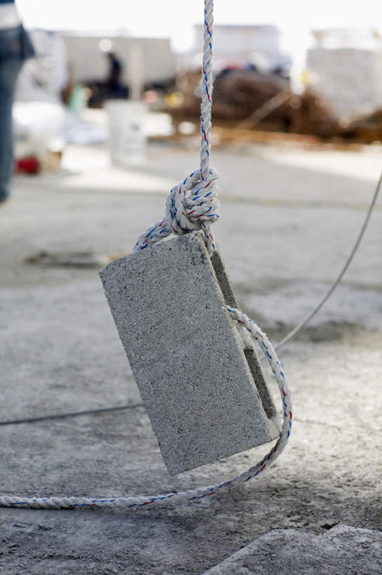 无人,家,竖图,室外,特写,白天,正面,技术,建筑,吊挂,悬挂,朦胧,模糊,钢材,材料,钢丝,房屋,屋子,公寓,混凝土,挂,设备,洋房,楼房,住宅,施工,建筑工地,机械,起重机,钢筋,工程,钢条,地盘,建筑地盘,施工地盘,彩图,房子,工地