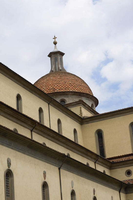 无人,教堂,竖图,室外,白天,仰视,旅游,度假,名胜古迹,标志建筑,地标,建筑,意大利,佛罗伦萨,欧洲,阴影,节日,遗迹,光线,影子,云,云朵,云彩,古迹,文化,文物,娱乐,建设,古建筑,蓝色,白云,蓝天,天空,阳光,天,祈祷,享受,休闲,健康,旅游胜地,放松,许愿,宗教,信仰,晴朗,纪念,祈求,基督教,南欧,天主教,信念,古文明,世界文化遗产,意大利共和国,百花之城,翡冷翠,佛罗伦萨大教堂,花之圣母大教堂,圣母百花大教堂,平安,晴空,彩图,低角度拍摄,大教堂,礼拜堂