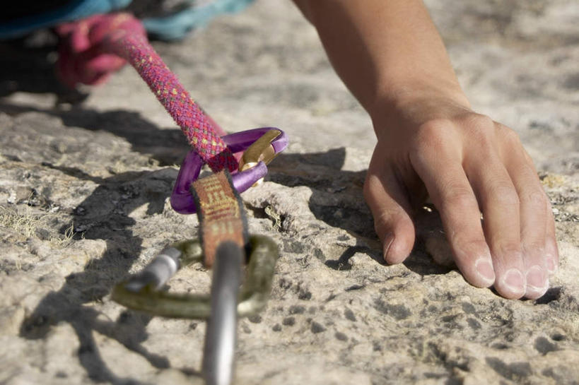 西方人,手,一个人,举,攀登,横图,俯视,室外,特写,白天,锻炼,旅游,度假,探险,安全,运动,攀岩,石头,山,山脉,金属制品,欧洲,欧洲人,仅一个男性,仅一个人,握,阴影,朦胧,模糊,光线,金属,石子,影子,山峰,带子,防护,山峦,娱乐,扣子,极限运动,仅一个年轻男性,阳光,安全带,绳子,群山,托,享受,休闲,手部,爬,放松,握着,保护,单手,绳索,室外运动,保险,户外运动,安全绳,保全,周全,安稳,安定,冒险,平安,体育,男人,男性,年轻男性,白种人,石块,岩石,登山,举起,举手,举着,攀爬,向上举,向上伸,向上托,半身,彩图,高角度拍摄,健身