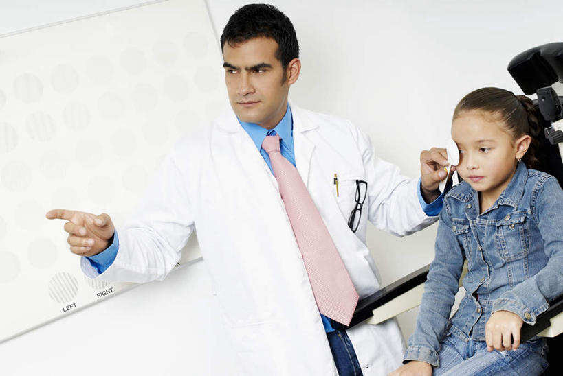 西方人,两个人,医生,病人,医院,站,坐,横图,室内,白天,正面,工作服,衬衫,制服,纯洁,仪器,椅子,欧洲,欧洲人,握,指,阴影,服装,反射,眼镜,影子,勺子,墙,领带,注视,指点,休闲装,墙壁,墙面,衣服,红色,白色,黑色,观察,看,站着,医护人员,医疗人员,休闲,休闲服,可爱,童年,童趣,握着,遮,遮掩,服饰,观看,验光师,察看,掩盖,遮挡,指向,白大褂,关注,病患,近视眼镜,童真,烂漫,无邪,遮盖,医疗机构,验光仪,掩饰,工作制服,测量仪器,电脑验光机,验光机,天真,男人,男性,女孩,中年男性,白种人,大夫,患者,就医者,站立,坐着,半身,彩图,衬衣,工作套服,病院,诊所,遮眼板,遮眼器,遮眼勺