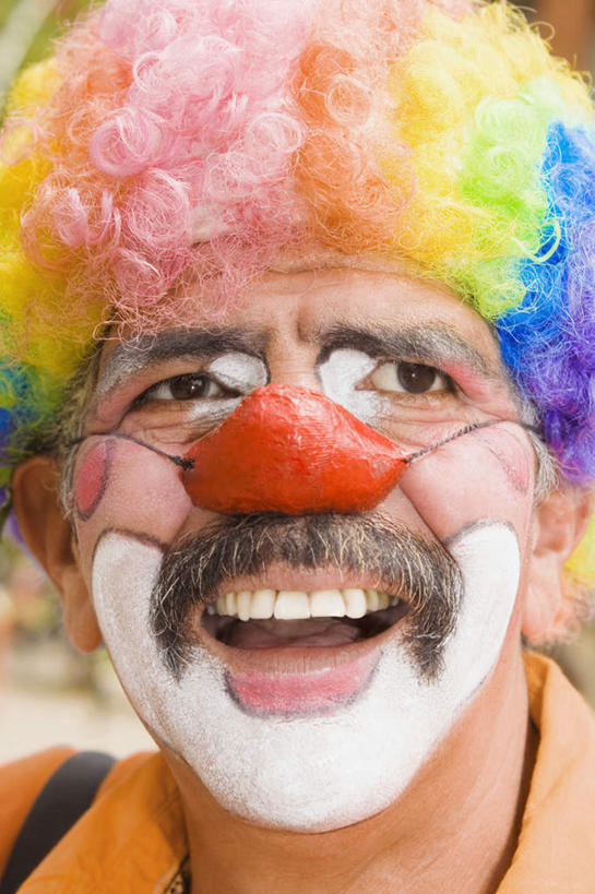 西方人,脸,头,脸颊,一个人,站,笑,大笑,竖图,彩色,室外,特写,白天,正面,兴奋,欧洲,欧洲人,仅一个男性,仅一个人,仅一个中年男性,阴影,服装,光线,假发,影子,注视,休闲装,肩膀,衣服,阳光,观察,看,站着,张嘴,休闲,休闲服,服饰,观看,五颜六色,色彩斑斓,察看,关注,五彩缤纷,张大嘴巴,小丑鼻,哈哈大笑,五彩斑斓,五光十色,男人,男性,中年男性,白种人,头部,脸部,脸蛋,面部,张开嘴,站立,半身,彩图,高兴,狂笑