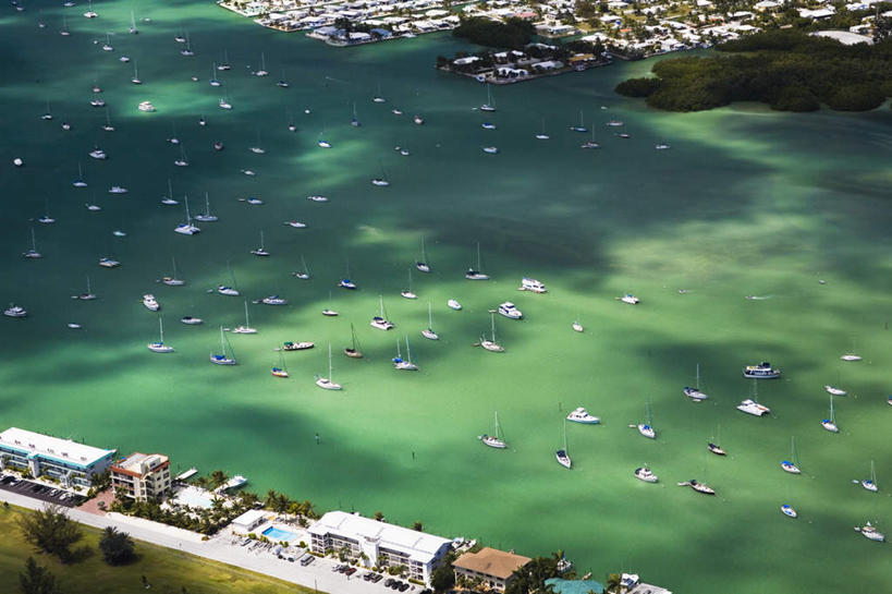 帆船,无人,宾馆,家,横图,俯视,航拍,室外,白天,度假,海浪,海洋,美景,植物,城市风光,城市,船,美国,许多,房屋,屋子,景观,浪花,公寓,很多,娱乐,洋房,楼房,住宅,树,树木,绿色,自然,海水,交通工具,享受,休闲,景色,放松,生长,成长,北美,北美洲,鸟瞰,载具,美洲,海景,佛罗里达,佛罗里达州,佛州,阳光州,北亚美利加洲,亚美利加洲,佛罗里达半岛,大海,风浪,海,海水的波动,近岸浪,涌浪,彩图,高角度拍摄,房子,客店,客栈,旅店,旅馆,旅舍,汽车旅馆,佛罗里达群岛