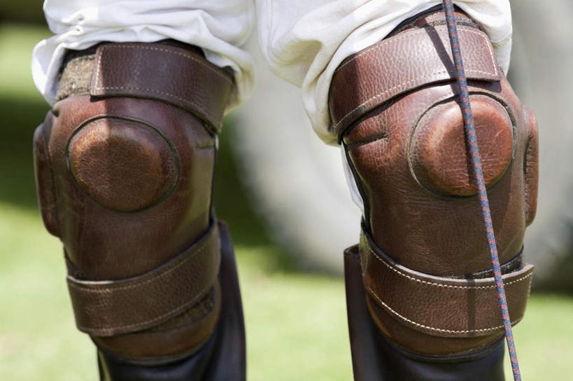 西方人,腿部,腿,一个人,站,横图,室外,特写,白天,正面,安全,草地,草坪,植物,欧洲,欧洲人,仅一个男性,仅一个人,仅一个中年男性,阴影,朦胧,模糊,光线,影子,防护,草,绿色,阳光,站着,护膝,保护,保险,保全,周全,安稳,安定,平安,男人,男性,中年男性,白种人,站立,半身,彩图