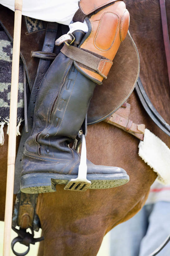 西方人,腿部,腿,一个人,坐,竖图,室外,特写,白天,侧面,安全,马,野生动物,鞋子,欧洲,欧洲人,仅一个男性,仅一个人,仅一个中年男性,防护,靴子,一匹,动物,护膝,运输,牲畜,保护,牛仔靴,保险,保全,周全,安稳,安定,平安,男人,男性,中年男性,白种人,坐着,半身,彩图