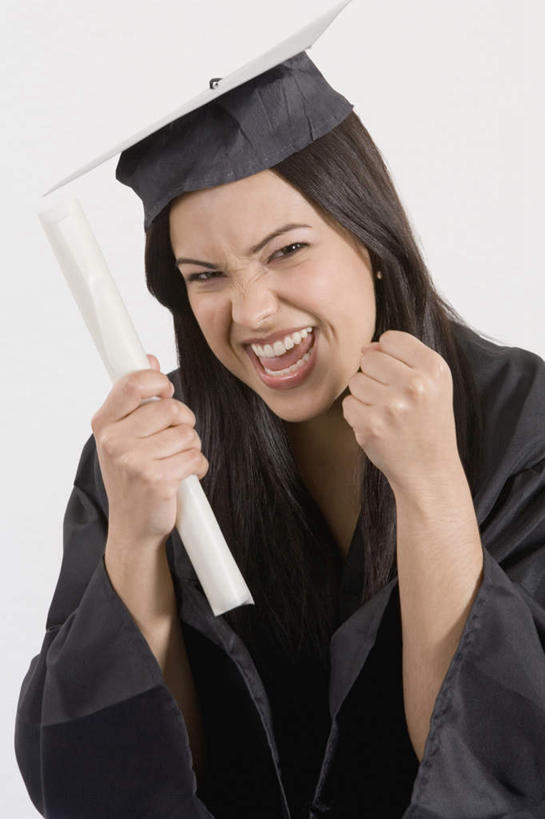 西方人,一个人,学生,站,笑,微笑,露齿笑,竖图,室内,白天,白色背景,正面,欧洲,欧洲人,仅一个年轻女性,仅一个女性,仅一个人,握,丝绸,丝带,文凭,缎带,拿,拿着,注视,鼓励,绸带,黑色,观察,加油,看,手势,握拳,站着,打气,握着,摄影,流苏,影棚,观看,察看,证书,学士帽,绑扎,毕业,关注,鼓舞,学士服,学位证,学位证书,垂布,学士袍,年轻女性,女人,女性,白种人,站立,半身,彩图,影棚拍摄,拍摄