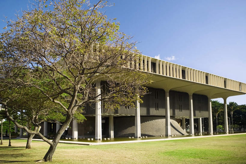 无人,宫殿,横图,室外,白天,仰视,旅游,度假,草地,草坪,岛屿,名胜古迹,植物,标志建筑,城市,地标,建筑,夏威夷,美国,一排,阴影,遗迹,整齐,光线,影子,柱子,古迹,文物,娱乐,建设,古建筑,草,树,树木,排列,蓝色,绿色,蓝天,天空,阳光,自然,天,享受,休闲,旅游胜地,放松,生长,晴朗,成长,北美,北美洲,队列,美洲,古文明,万里无云,瓦胡岛,欧胡岛,火奴鲁鲁,首府,欧湖岛,夏威夷州,爱洛哈之州,北亚美利加洲,亚美利加洲,聚集之岛,檀香山市,列岛,群岛,诸岛,晴空,晴空万里,彩图,低角度拍摄,皇宫,伊奥拉尼宫,檀香山