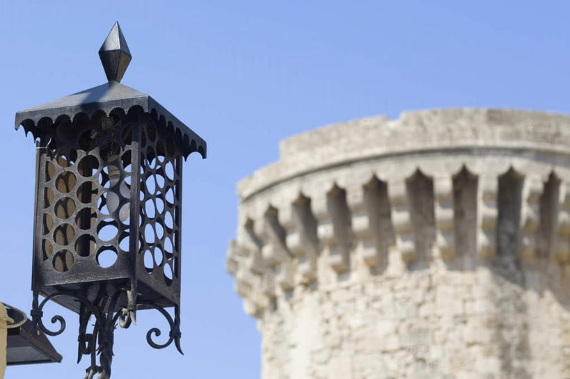 无人,横图,室外,白天,仰视,度假,美景,城市风光,城市,道路,路灯,照明,希腊,欧洲,阴影,光线,信息,影子,景观,灯光,灯塔,交通,方向,娱乐,灯,蓝色,蓝天,天空,阳光,天,享受,休闲,景色,放松,晴朗,引导,指引,照亮,照明设备,多德卡尼斯群岛,希腊共和国,万里无云,罗德岛,航标,晴空,晴空万里,彩图,低角度拍摄,导航