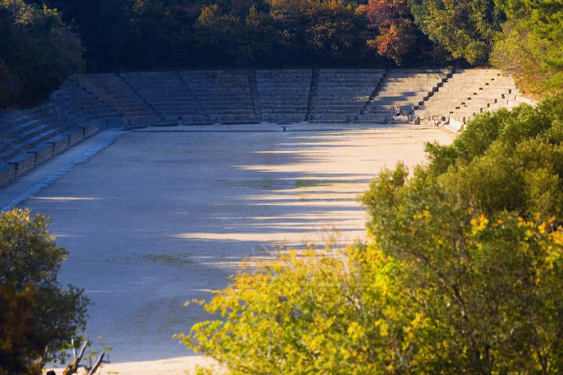 无人,体育馆,运动场,横图,俯视,室外,白天,旅游,度假,石头,名胜古迹,植物,标志建筑,地标,建筑,希腊,欧洲,阴影,遗迹,光线,石子,影子,古迹,文物,娱乐,建设,体育场,古建筑,树,树木,绿色,阳光,自然,享受,休闲,旅游胜地,放松,生长,成长,古文明,多德卡尼斯群岛,希腊共和国,罗德岛,运动馆,石块,岩石,彩图,高角度拍摄