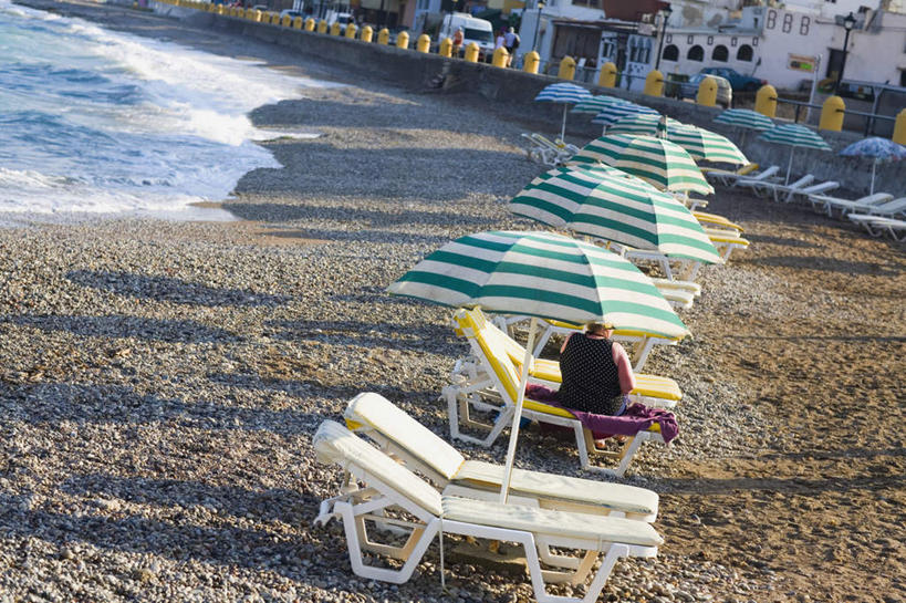 西方人,一个人,家,坐,横图,俯视,室外,白天,海浪,海洋,沙滩,椅子,欧洲,欧洲人,仅一个男性,仅一个人,阴影,服装,光线,伞,沙子,影子,雨伞,遮阳伞,房屋,躺椅,屋子,海岸,浪花,公寓,沙地,休闲装,阳伞,洋房,楼房,住宅,仅一个年轻男性,衣服,阳光,海水,休闲,休闲服,服饰,沙滩椅,太阳伞,海景,男人,男性,年轻男性,白种人,大海,风浪,海,海水的波动,海滩,近岸浪,涌浪,坐着,彩图,高角度拍摄,全身,房子