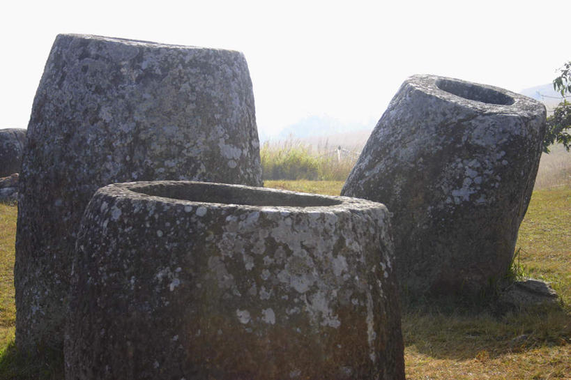 无人,横图,室外,白天,正面,旅游,度假,草地,草坪,石头,名胜古迹,植物,标志建筑,地标,建筑,老挝,亚洲,阴影,朦胧,模糊,遗迹,光线,石子,影子,古迹,文物,娱乐,建设,古建筑,草,蓝色,绿色,蓝天,天空,阳光,容器,天,享受,休闲,旅游胜地,放松,东南亚,晴朗,储藏,储存,古文明,万里无云,丰沙湾,老挝人民民主共和国,石块,岩石,晴空,晴空万里,彩图,上寮,贮存