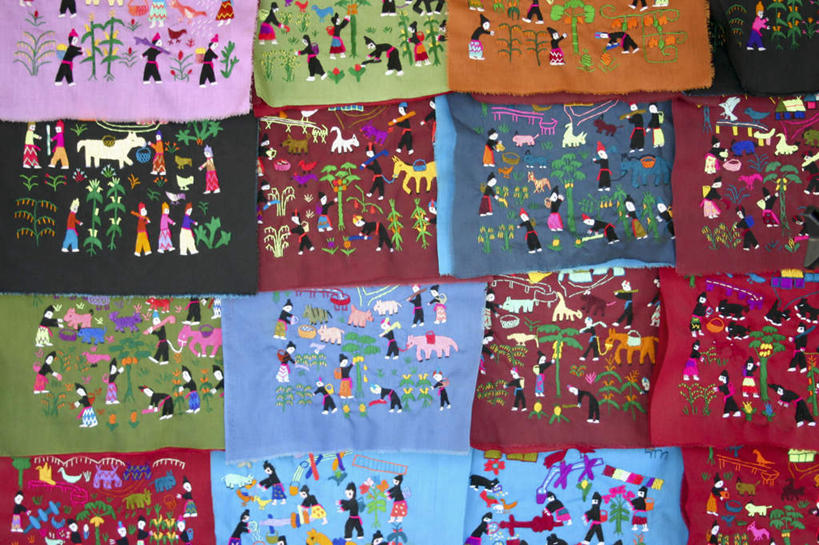 东方人,无人,商店,横图,室内,特写,白天,正面,民族服装,静物,刺绣,老挝,亚洲,一排,许多,艺术,整齐,纺织物,手工艺品,许多人,黄种人,文化,商铺,排列,工艺品,毛巾,清洁,一群人,东南亚,保暖,高雅,队列,透气,防水,自信心,品位,市肆,商号,老挝人民民主共和国,储水,耐磨,吸水,琅勃拉邦省,男人,男性,年轻男性,年轻女性,女人,女性,亚洲人,半身,彩图,传统服装,民俗服,店铺,女红,针绣,针黹,黹