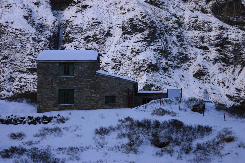 无人,家,横图,室外,白天,正面,旅游,度假,石头,美景,山,雪,雪山,大雪,尼泊尔,亚洲,阴影,朦胧,模糊,光线,石子,影子,房屋,墙,屋子,冰,积雪,景观,山峰,雪景,冬季,冬天,山峦,娱乐,楼房,墙壁,墙面,住宅,阳光,自然,享受,休闲,景色,放松,寒冷,冰冷,自然风光,南亚,喜马拉雅山脉,安纳普尔纳峰,尼泊尔王国,喜马拉雅山,严寒,喜马拉雅,冰凉,酷寒,凛冽,凛凛,极冷,库塘峰,石块,岩石,彩图,房子